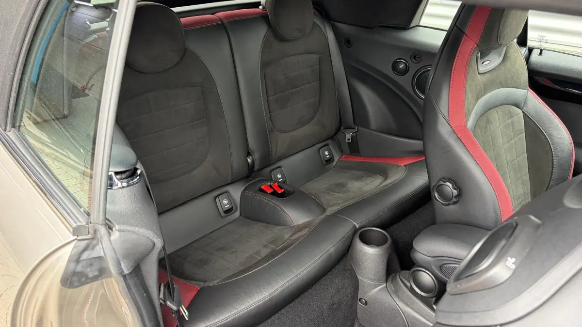 Mini S Cabrio 2.0 231PK JOHN COOPER WORKS AUTOMAAT / NAVI / LEDER / CLIMA / LED / PDC / 17" LMV / CAMERA / KEYLESS / UNIEK / ORG. NL !!