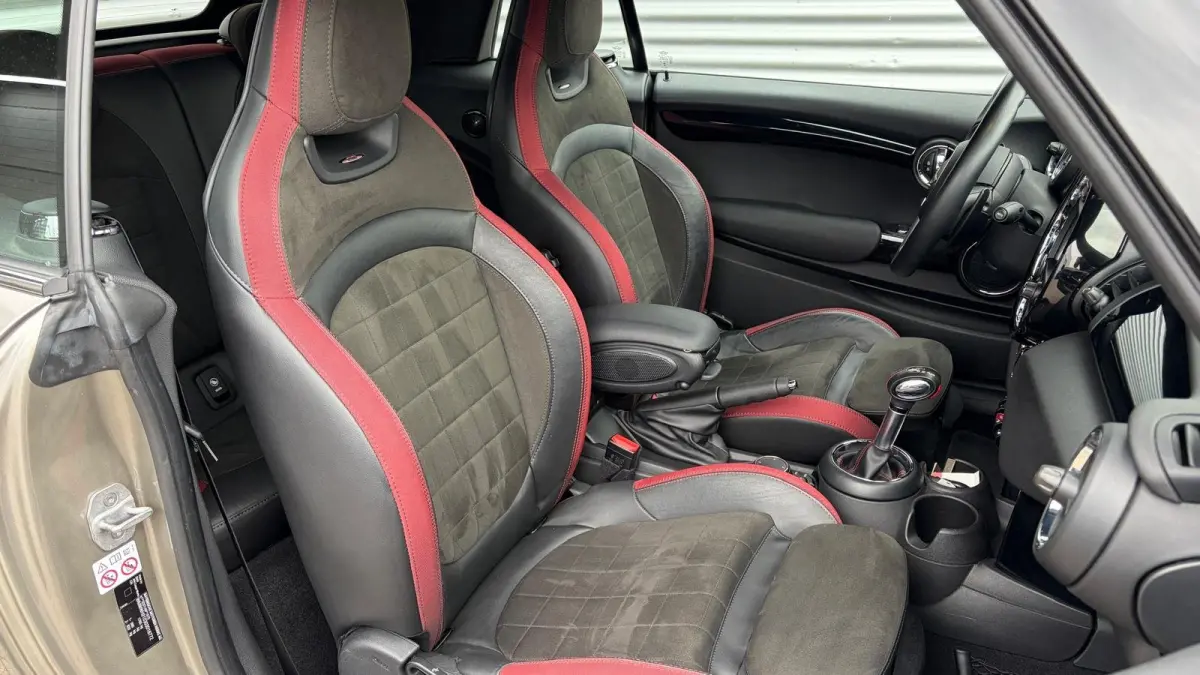 Mini S Cabrio 2.0 231PK JOHN COOPER WORKS AUTOMAAT / NAVI / LEDER / CLIMA / LED / PDC / 17" LMV / CAMERA / KEYLESS / UNIEK / ORG. NL !!