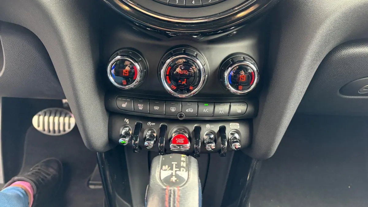 Mini S Cabrio 2.0 231PK JOHN COOPER WORKS AUTOMAAT / NAVI / LEDER / CLIMA / LED / PDC / 17" LMV / CAMERA / KEYLESS / UNIEK / ORG. NL !!