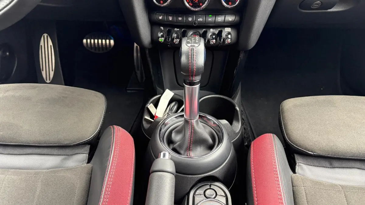 Mini S Cabrio 2.0 231PK JOHN COOPER WORKS AUTOMAAT / NAVI / LEDER / CLIMA / LED / PDC / 17" LMV / CAMERA / KEYLESS / UNIEK / ORG. NL !!