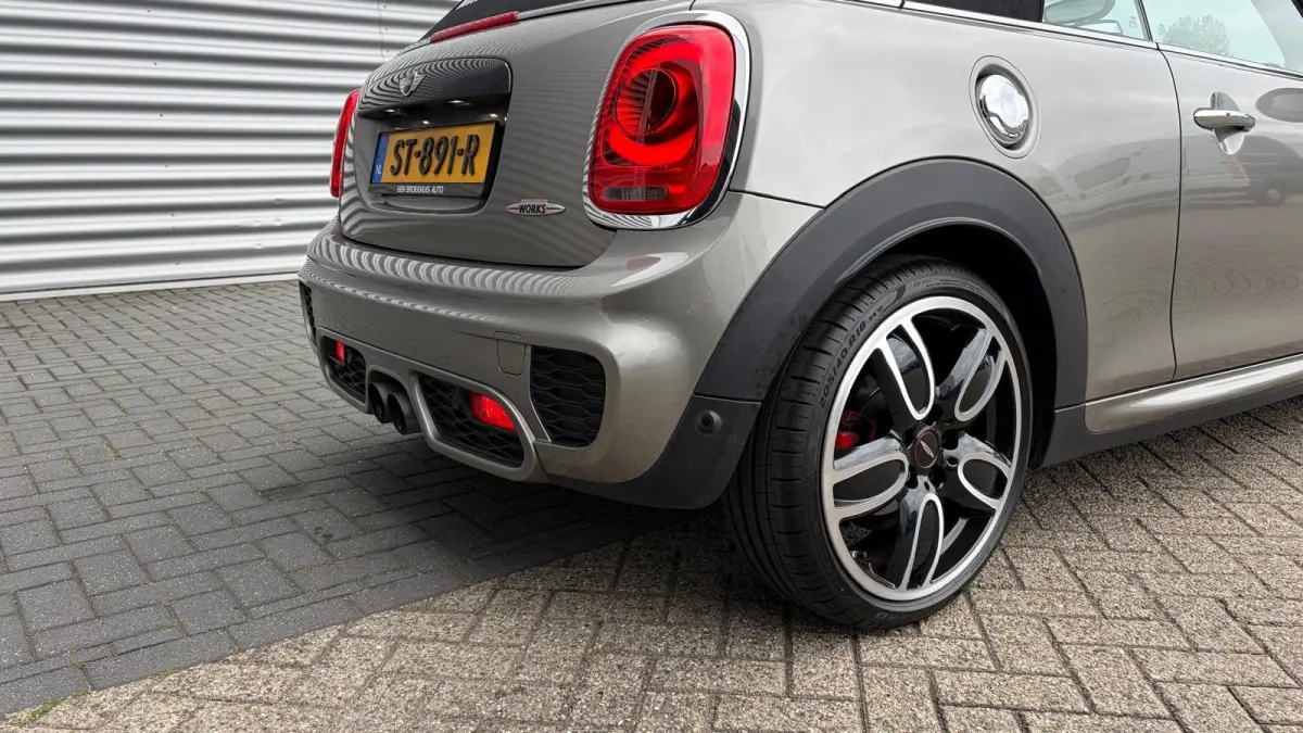 Mini S Cabrio 2.0 231PK JOHN COOPER WORKS AUTOMAAT / NAVI / LEDER / CLIMA / LED / PDC / 17" LMV / CAMERA / KEYLESS / UNIEK / ORG. NL !!