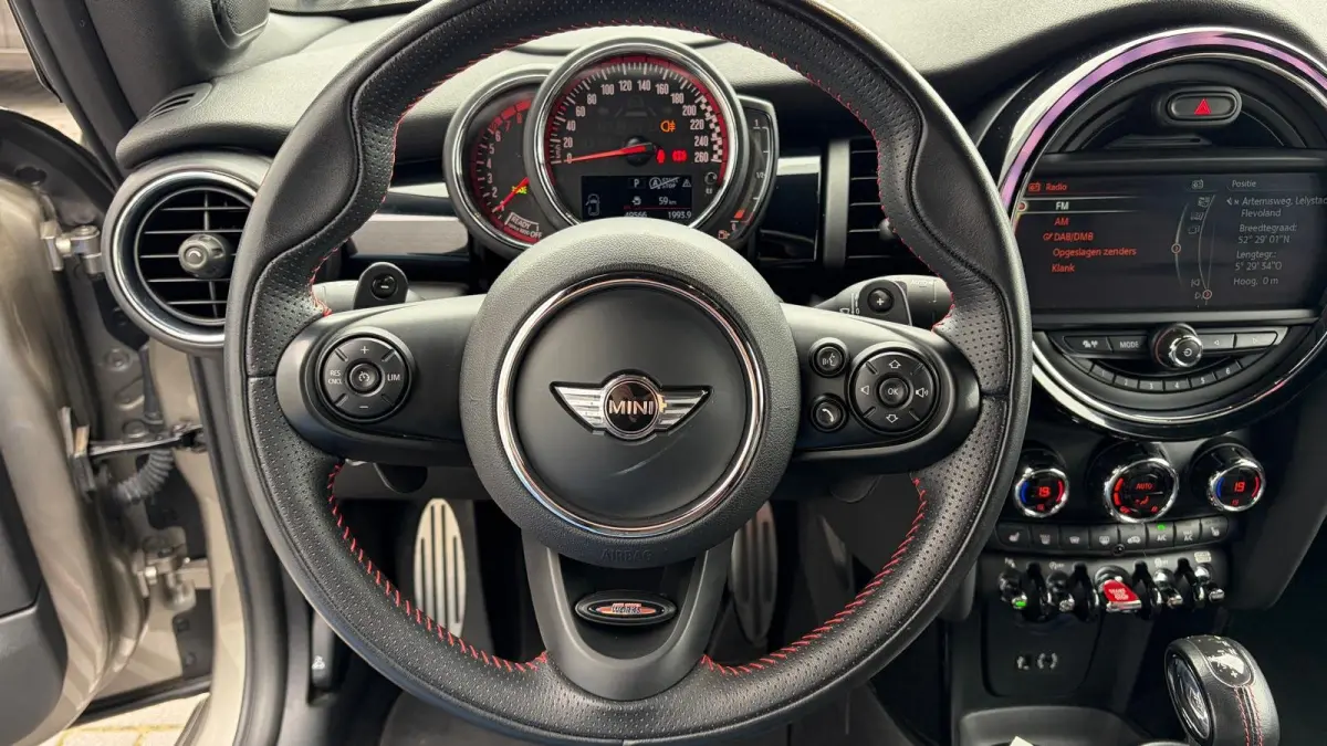 Mini S Cabrio 2.0 231PK JOHN COOPER WORKS AUTOMAAT / NAVI / LEDER / CLIMA / LED / PDC / 17" LMV / CAMERA / KEYLESS / UNIEK / ORG. NL !!