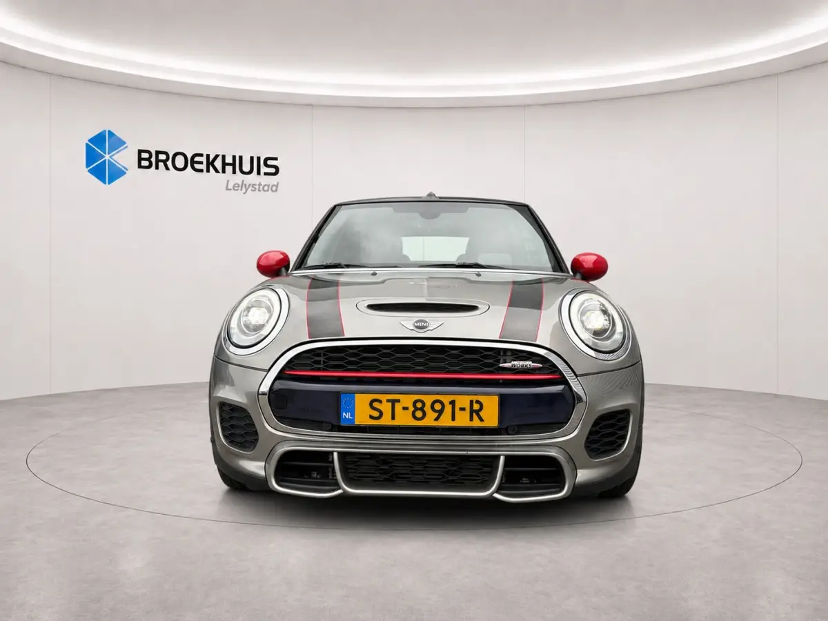 Mini S Cabrio 2.0 231PK JOHN COOPER WORKS AUTOMAAT / NAVI / LEDER / CLIMA / LED / PDC / 17" LMV / CAMERA / KEYLESS / UNIEK / ORG. NL !!