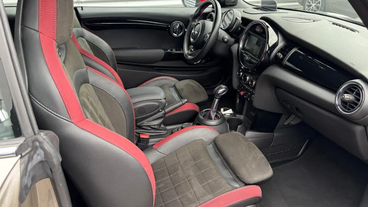 Mini S Cabrio 2.0 231PK JOHN COOPER WORKS AUTOMAAT / NAVI / LEDER / CLIMA / LED / PDC / 17" LMV / CAMERA / KEYLESS / UNIEK / ORG. NL !!