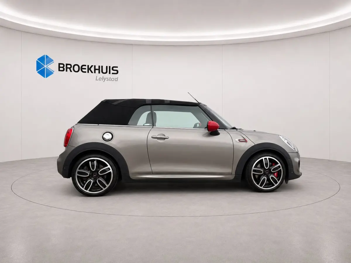 Mini S Cabrio 2.0 231PK JOHN COOPER WORKS AUTOMAAT / NAVI / LEDER / CLIMA / LED / PDC / 17" LMV / CAMERA / KEYLESS / UNIEK / ORG. NL !!