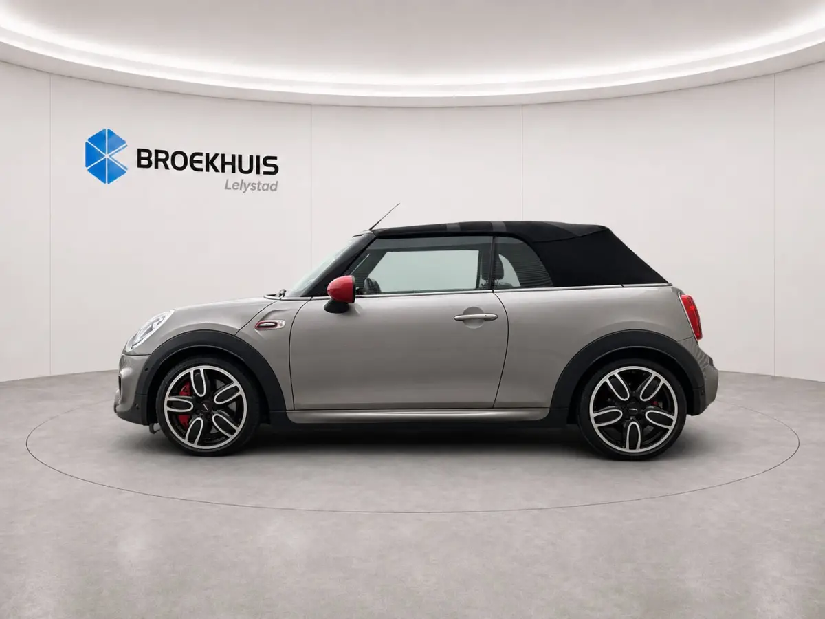 Mini S Cabrio 2.0 231PK JOHN COOPER WORKS AUTOMAAT / NAVI / LEDER / CLIMA / LED / PDC / 17" LMV / CAMERA / KEYLESS / UNIEK / ORG. NL !!