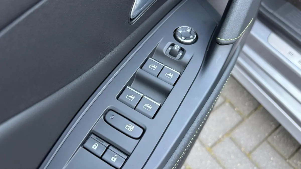 1.6 HYBRID 180PK GT PACK AUTOMAAT / NAVI / LEDER / CLIMA / PDC / 18" LMV / CAMERA / KEYLESS / FULL-LED / WINTERPAKKET / PANO. DAK / BLUETOOTH / ADAPT. CRUISECONTROL / 1E EIGENAAR / FULL OPTI