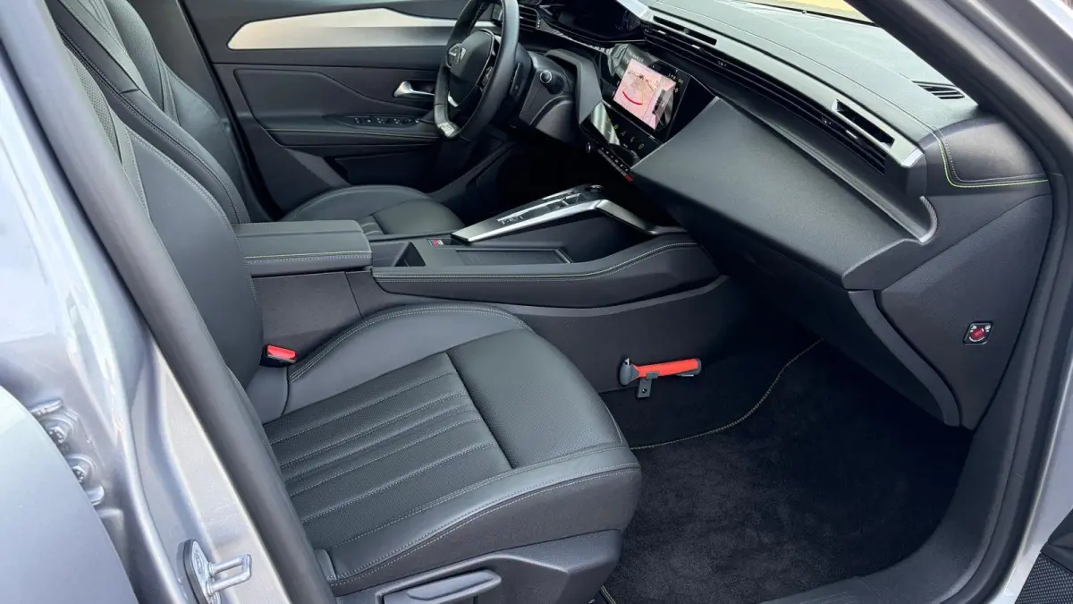 1.6 HYBRID 180PK GT PACK AUTOMAAT / NAVI / LEDER / CLIMA / PDC / 18" LMV / CAMERA / KEYLESS / FULL-LED / WINTERPAKKET / PANO. DAK / BLUETOOTH / ADAPT. CRUISECONTROL / 1E EIGENAAR / FULL OPTI
