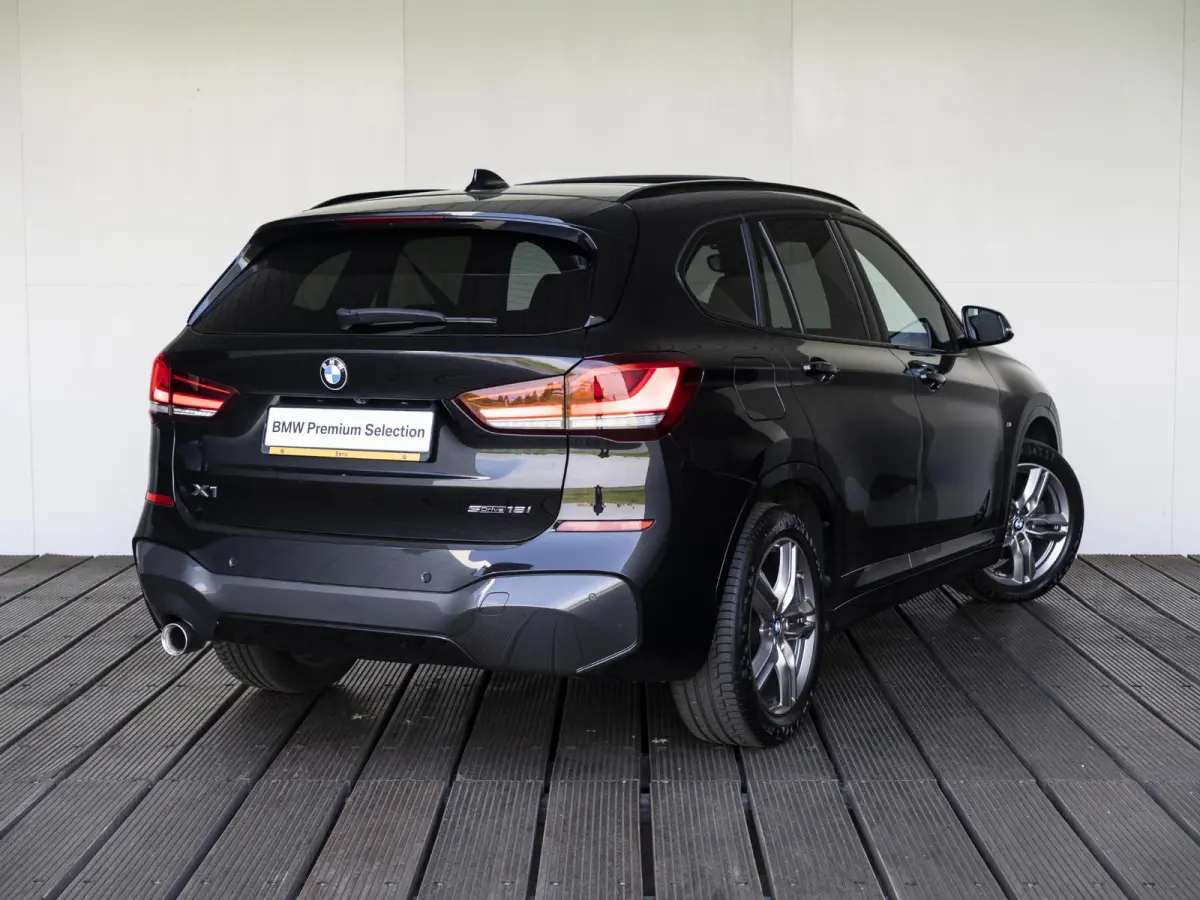 sDrive18i | M Sportpakket | Achteruitrijcamera | Panoramadak | Cruise Control | 18''