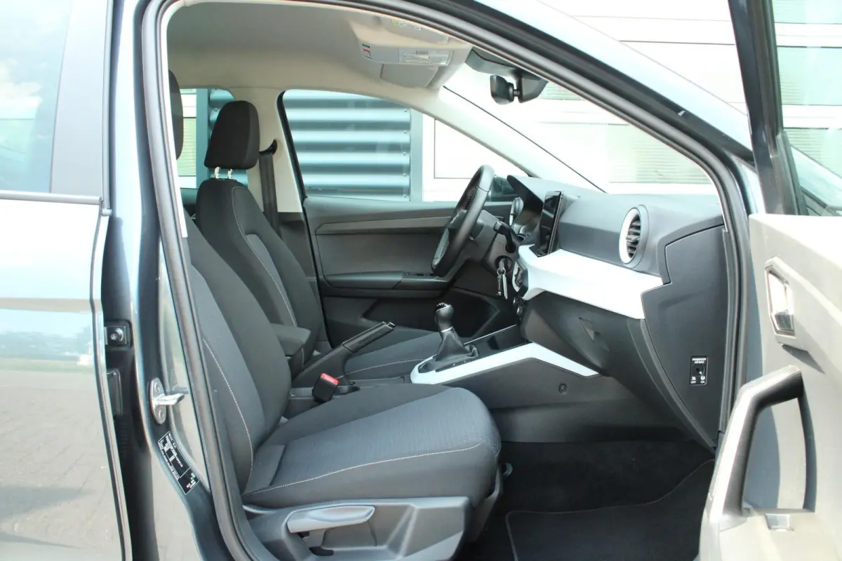 1.0 TSI 95pk Style Business Intense | Stoelverwarming | Trekhaak | Parkeersensoren Voor/ Achter | Camera | Airco Automatische | Cruise Control