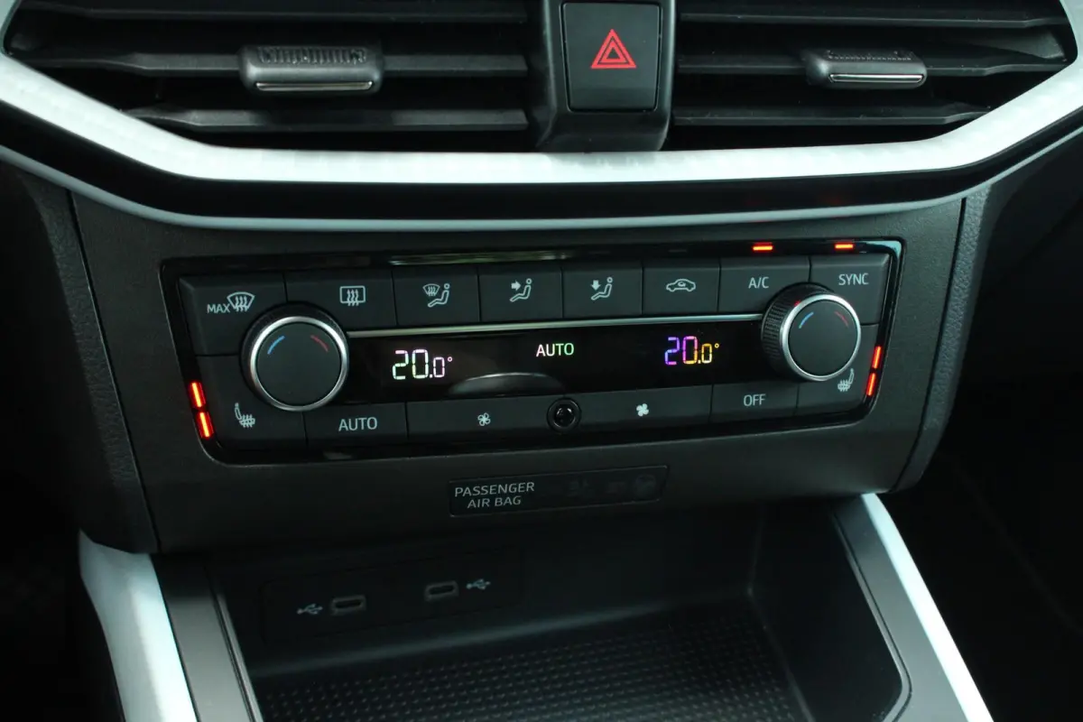 1.0 TSI 95pk Style Business Intense | Stoelverwarming | Trekhaak | Parkeersensoren Voor/ Achter | Camera | Airco Automatische | Cruise Control