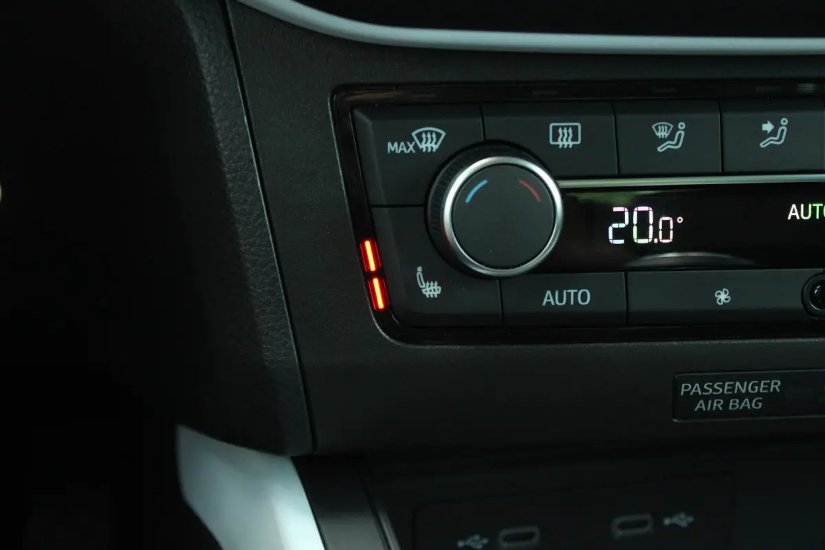 1.0 TSI 95pk Style Business Intense | Stoelverwarming | Trekhaak | Parkeersensoren Voor/ Achter | Camera | Airco Automatische | Cruise Control