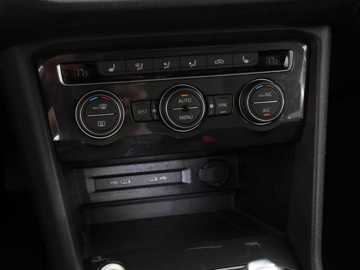 1.5 TSI Highline All-space 7p. Panorama dak Adaptive cruise control Climate control LED Parkeersensoren Achteruitrijd camera Trekhaak Navigatie Voorstoelen verwarmd Apple Carplay/ Android Au
