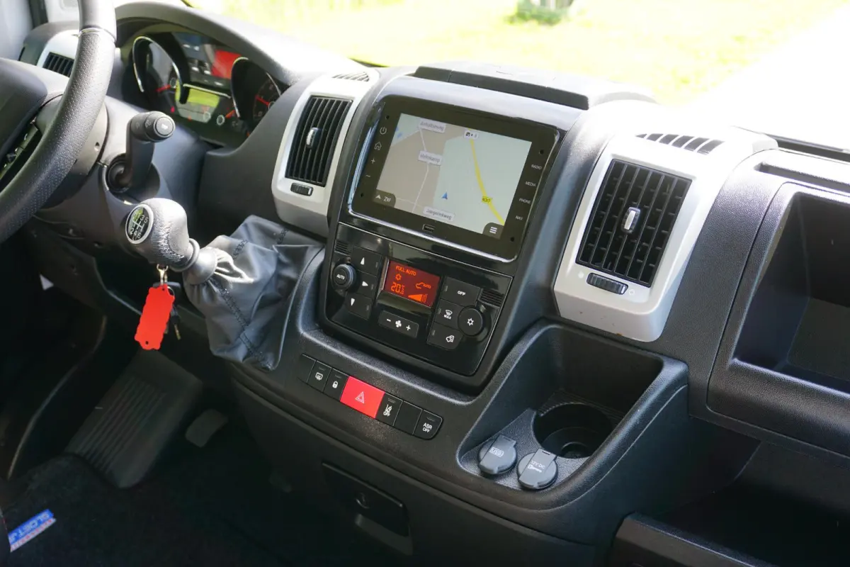 2.2 BlueHDi 165 L3H2 3.5t in nieuwstaat |Trekhaak |Camera |Cruise |Navi |Metallic |Climate control |165 pk |EURO6D |1e eigenaar |3500 KG |Carplay |Android auto