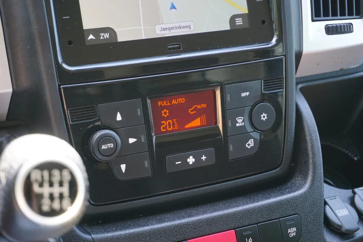 2.2 BlueHDi 165 L3H2 3.5t in nieuwstaat |Trekhaak |Camera |Cruise |Navi |Metallic |Climate control |165 pk |EURO6D |1e eigenaar |3500 KG |Carplay |Android auto