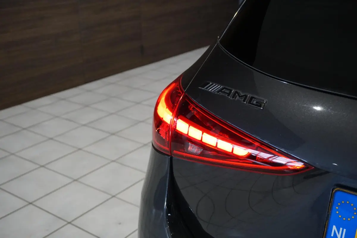 300 e AMG Line *NL AUTO*  PANO / TREKHAAK / LEDER / SFEERVERLICHTING