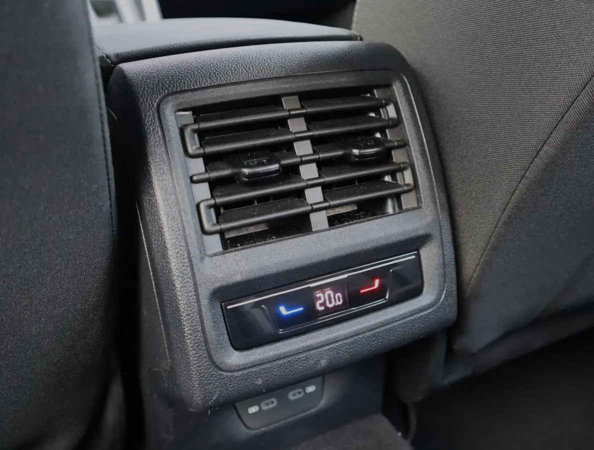 1.5 eTSI Life Edition | Trekhaak | Black | Stuur en  Stoelverwarming