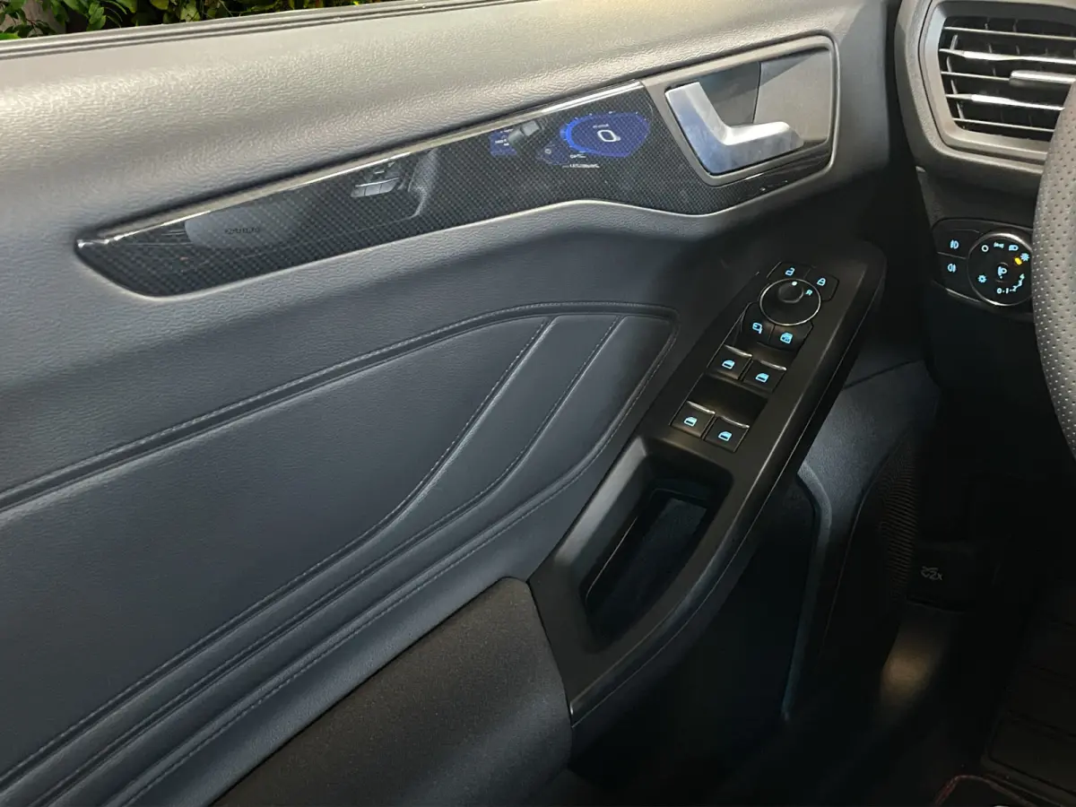 1.0 EcoBoost Hybrid ST Line X | Panorama dak | Adapt. Cruise | B&O | Apple Carplay | AGR-Stoelen | Stoel-stuurverw. | 17''