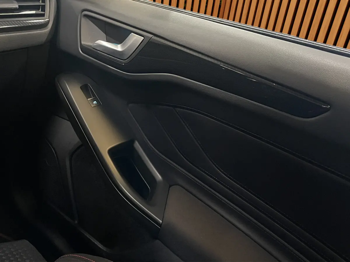 1.0 EcoBoost Hybrid ST Line X | Panorama dak | Adapt. Cruise | B&O | Apple Carplay | AGR-Stoelen | Stoel-stuurverw. | 17''