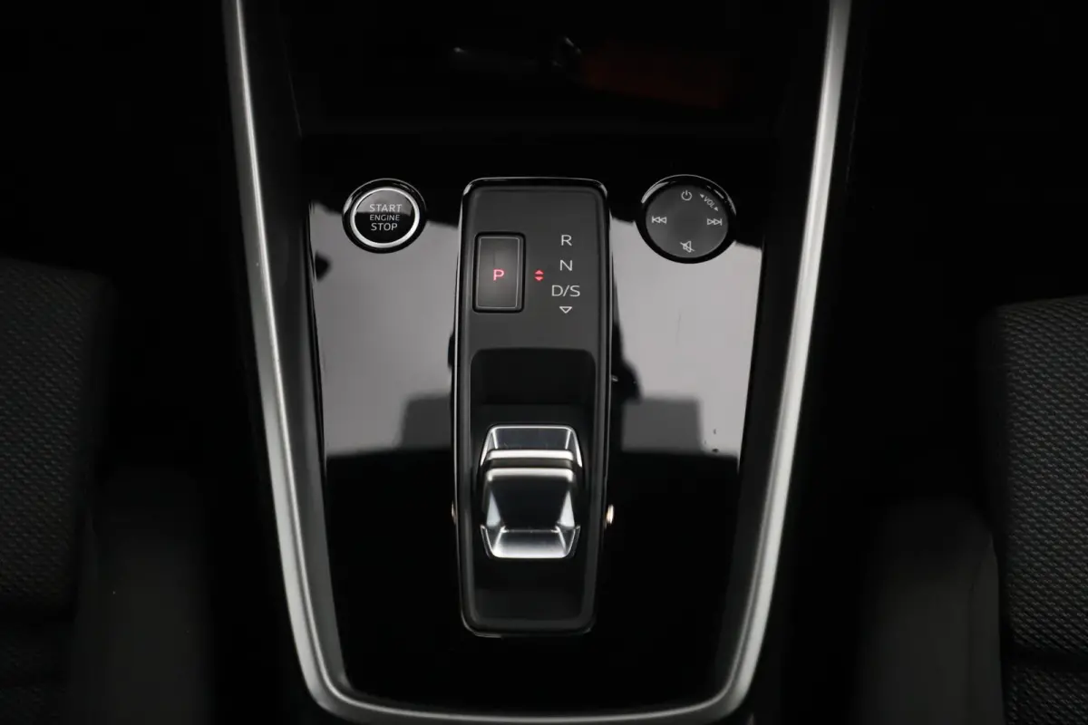30 TFSI Advanced edition Automaat 18 inch RS Look Velgen Sportstoelen Full LED Navigatie Carplay Android Clima Cruise Lane Assist