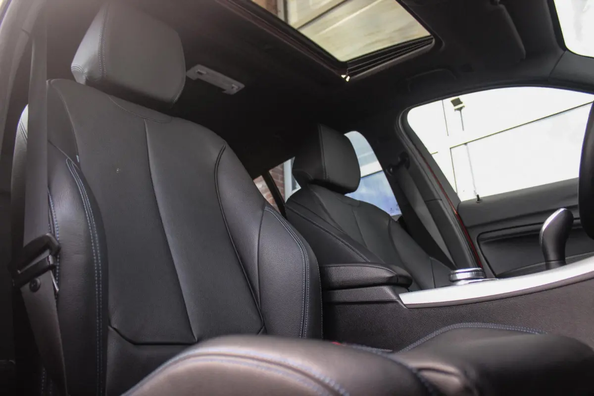 120i Edition M Sport Shadow High Executive | Dealer onderhouden | NL auto | HiFi audio | Dakraam | Cruise control | Navigatie Professional | Climate control | Stoelverwarming