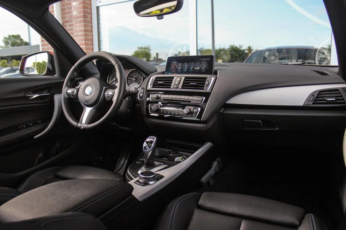 120i Edition M Sport Shadow High Executive | Dealer onderhouden | NL auto | HiFi audio | Dakraam | Cruise control | Navigatie Professional | Climate control | Stoelverwarming