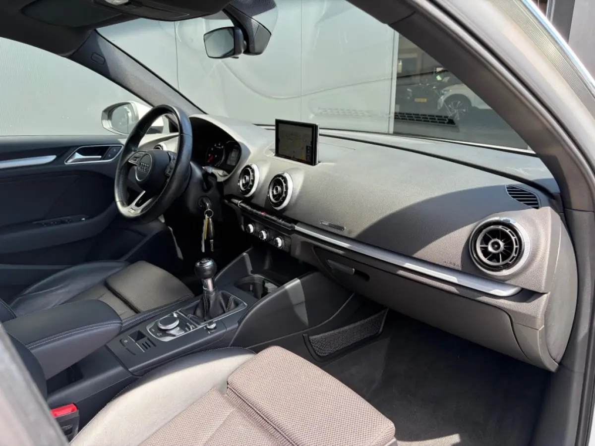 SB 1.0 TFSI S-Line interieur LED Navi Cruise PDC NL-auto