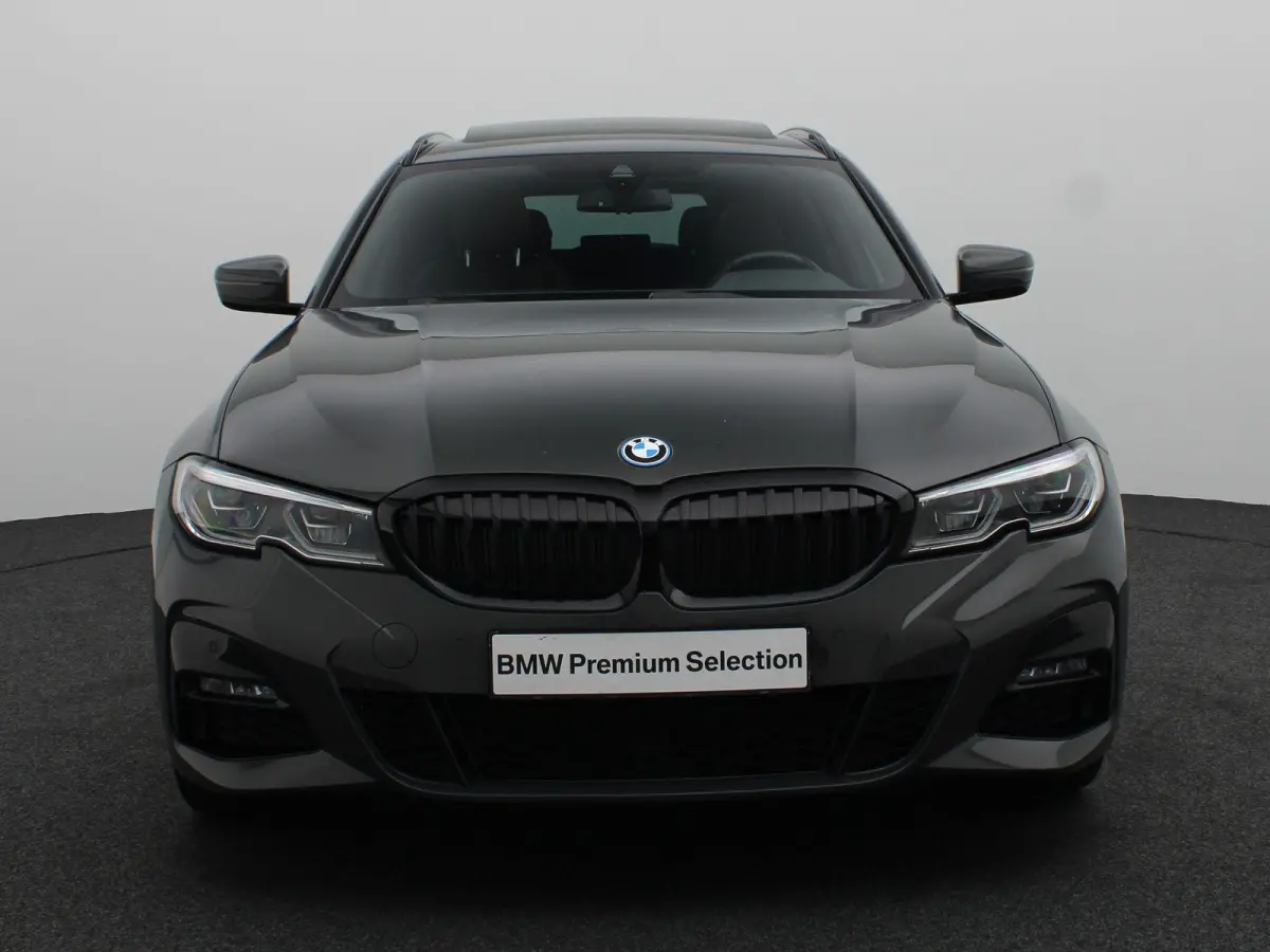 320e High Executive | M Sportpakket | SoH 90% | Trekhaak | Panoramadak | Laserlight | DAB | HiFi | 19''