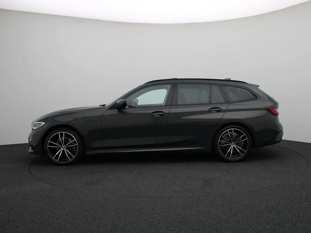 320e High Executive | M Sportpakket | SoH 90% | Trekhaak | Panoramadak | Laserlight | DAB | HiFi | 19''