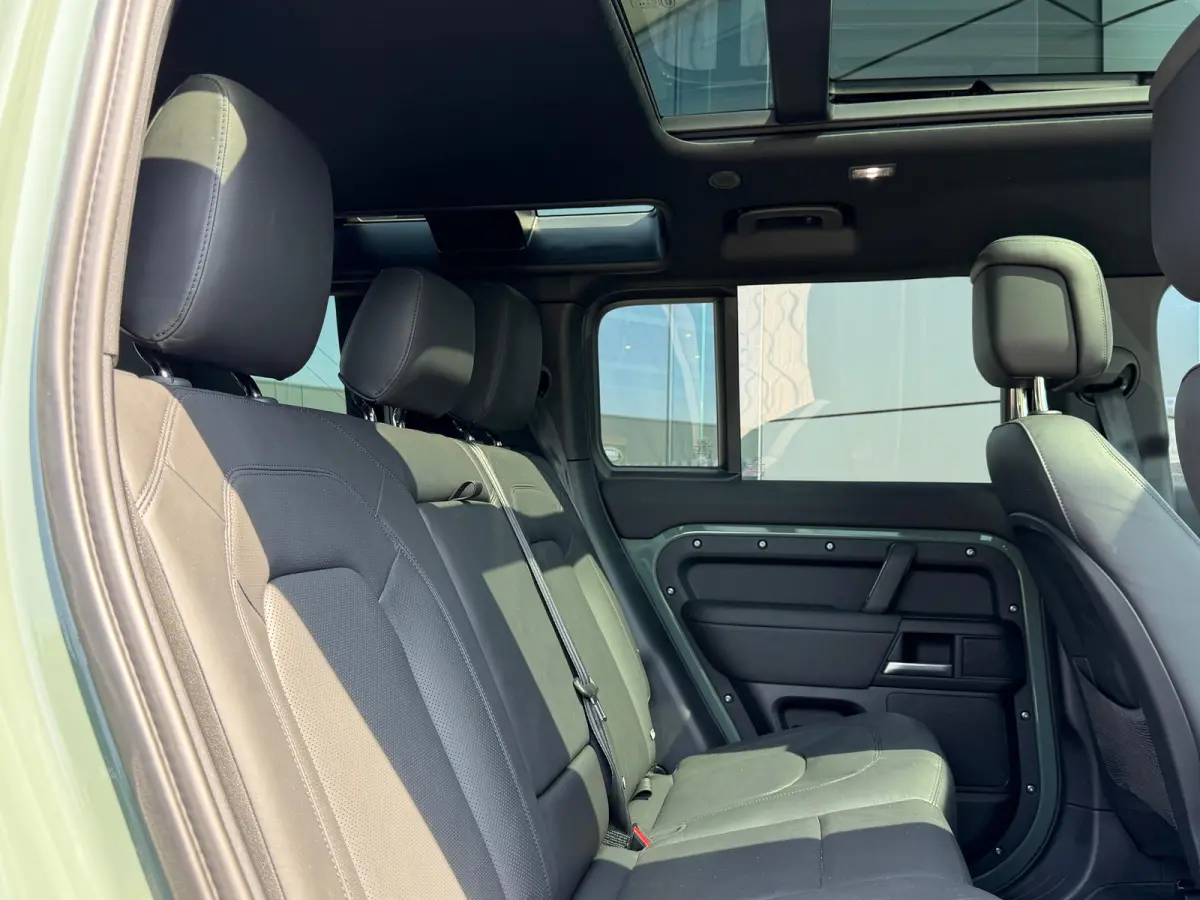 P300e Trophy Edition Keswick Green | El. trekhaak | Koelbox | Koel/verwarmbare voorstoelen | Pano | Unieke Trophy Edition
