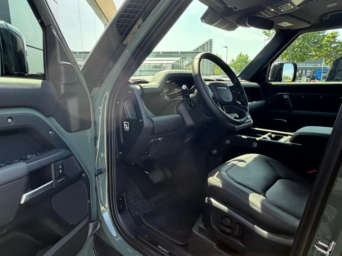 P300e Trophy Edition Keswick Green | El. trekhaak | Koelbox | Koel/verwarmbare voorstoelen | Pano | Unieke Trophy Edition