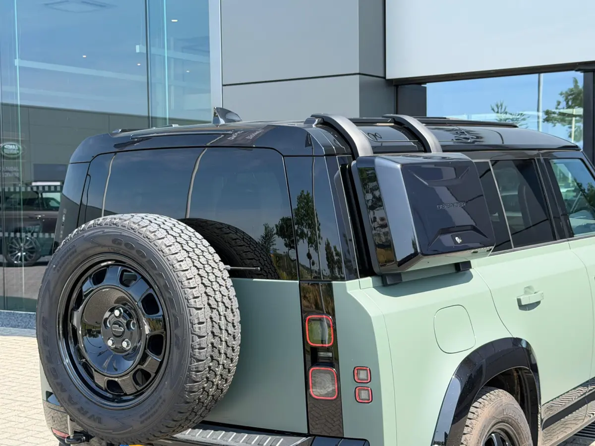 P300e Trophy Edition Keswick Green | El. trekhaak | Koelbox | Koel/verwarmbare voorstoelen | Pano | Unieke Trophy Edition