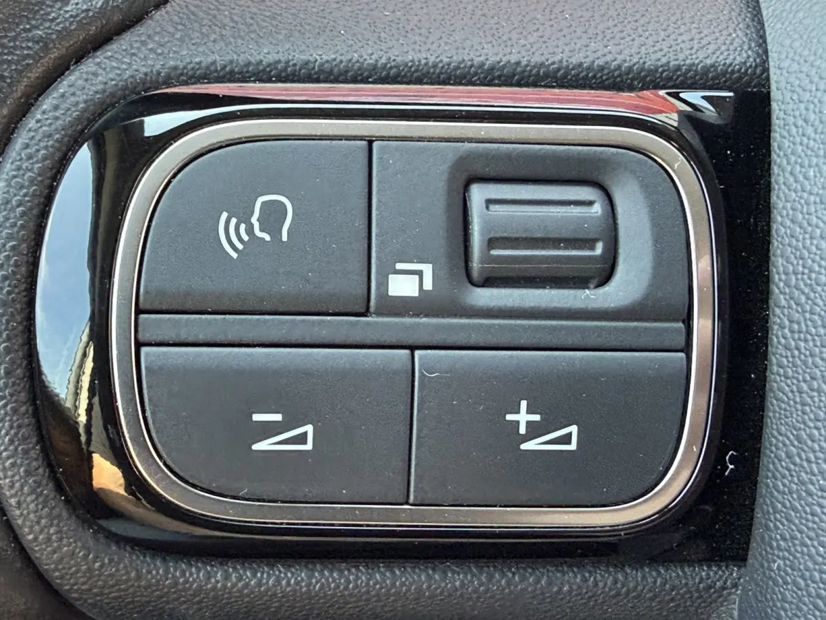 110pk Shine (Trekhaak - Camera - Keyless Entry - Parkeersensoren V+A - Grip Controle - 17"incl 4S - Hifi - Dodehoekdetectie - Draadloos Laden)
