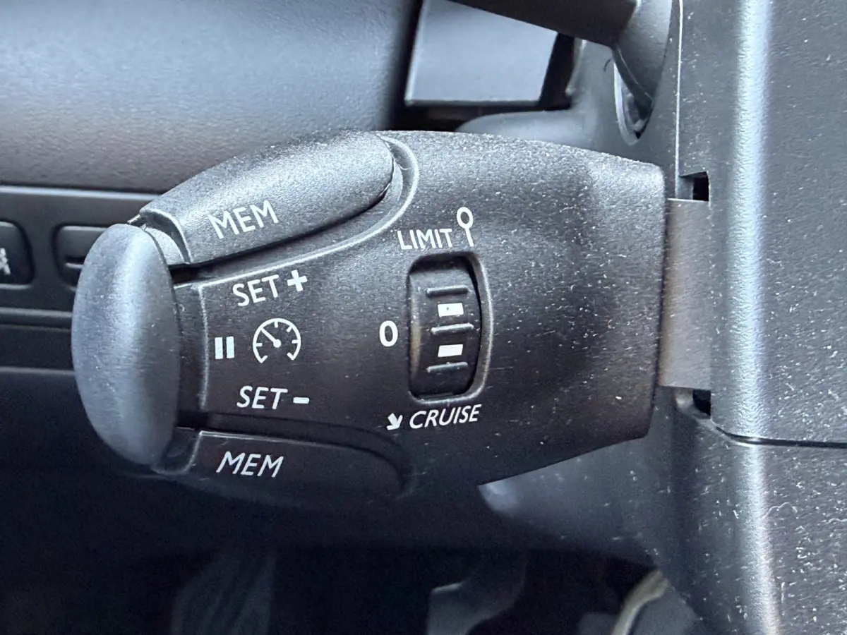 110pk Shine (Trekhaak - Camera - Keyless Entry - Parkeersensoren V+A - Grip Controle - 17"incl 4S - Hifi - Dodehoekdetectie - Draadloos Laden)