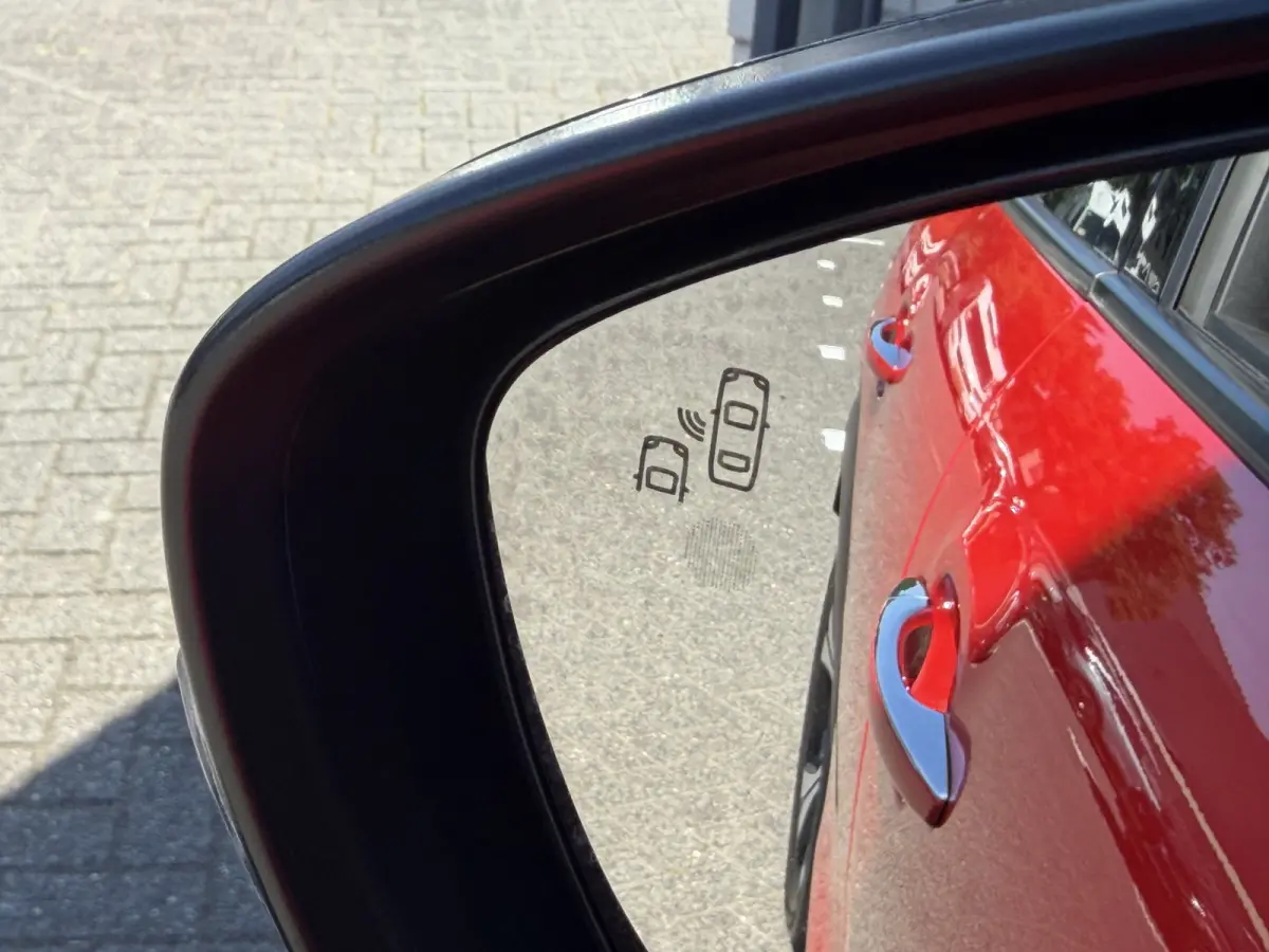 110pk Shine (Trekhaak - Camera - Keyless Entry - Parkeersensoren V+A - Grip Controle - 17"incl 4S - Hifi - Dodehoekdetectie - Draadloos Laden)