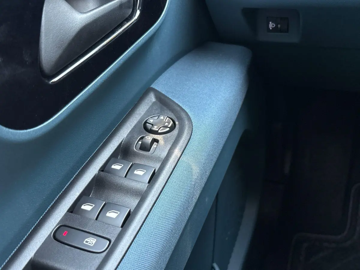 1.2 Hybrid ICON | Apple carplay/Android Auto| LMV 16" | Airco | Parkeersensoren | Dakrails |