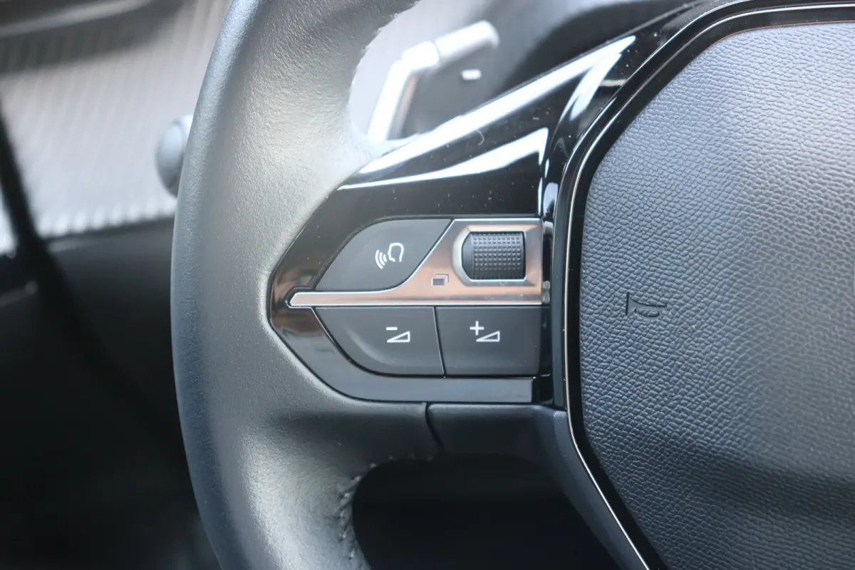 1.2 Hybrid 136 Allure | PDC V+A | Cruise| Keyless | Apple carplay | LED | LMV 17"| DAB |