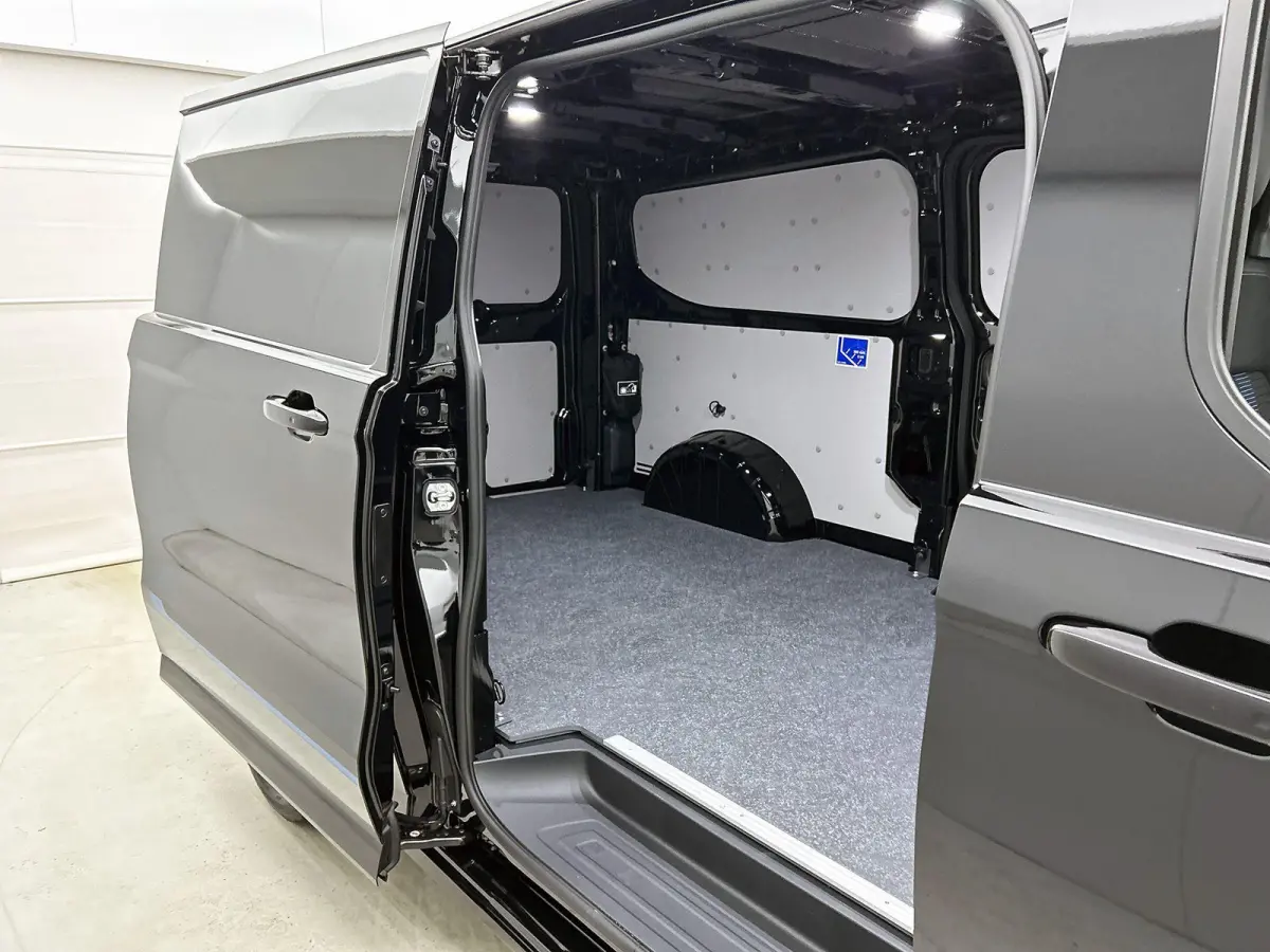 340 2.5 PHEV L2H1 Sport | NIEUW UIT VOORRAAD | 19'' Velgen | B&O | Striping | Ford Voordeel