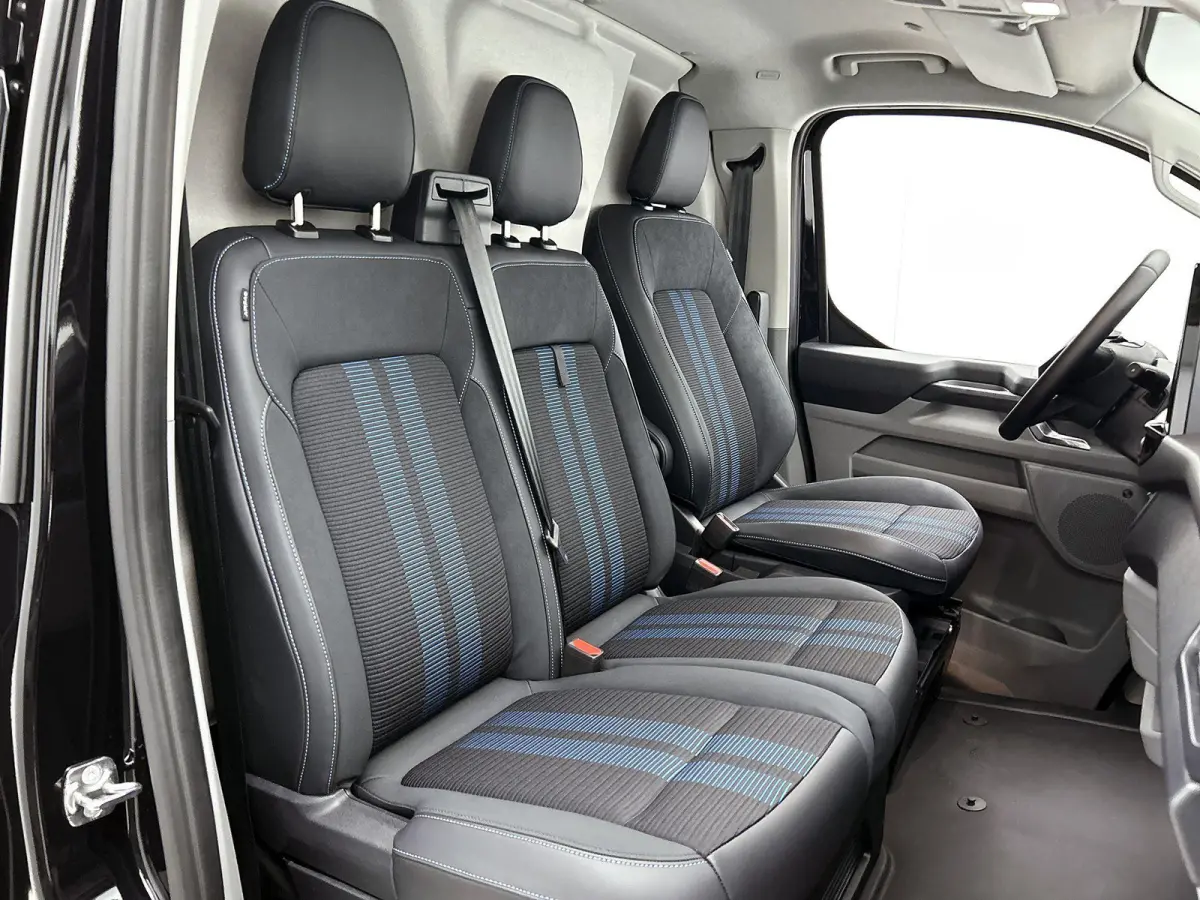 340 2.5 PHEV L2H1 Sport | NIEUW UIT VOORRAAD | 19'' Velgen | B&O | Striping | Ford Voordeel
