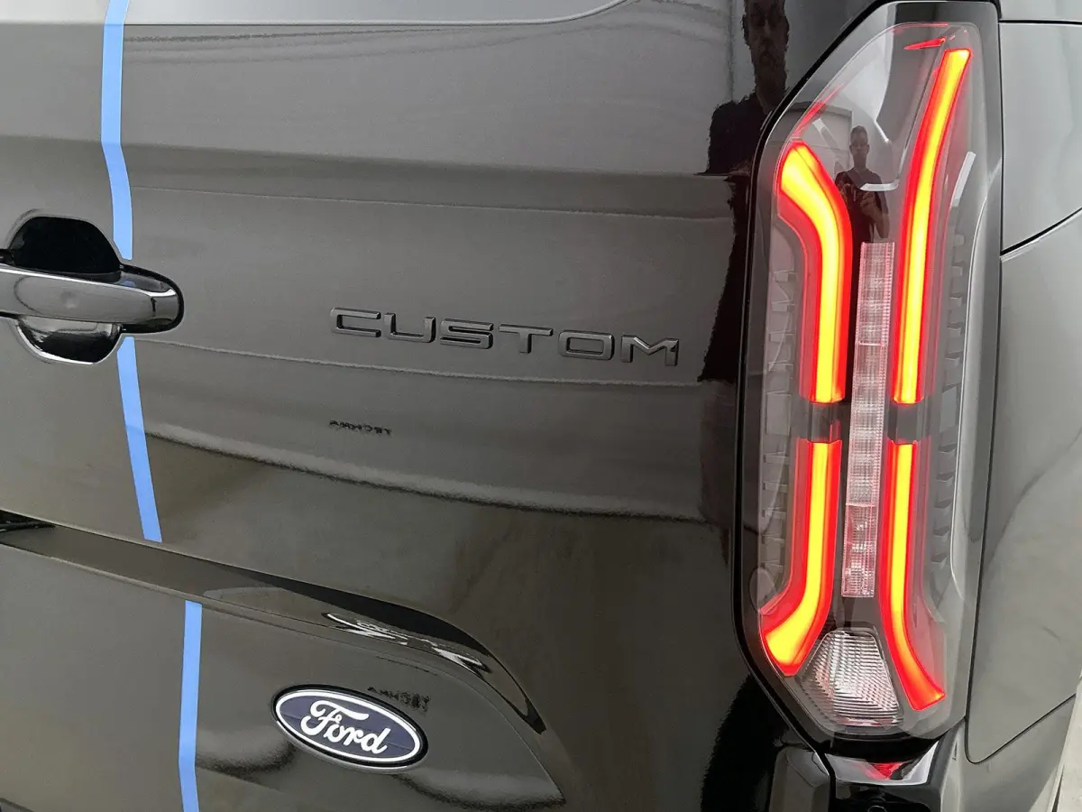 340 2.5 PHEV L2H1 Sport | NIEUW UIT VOORRAAD | 19'' Velgen | B&O | Striping | Ford Voordeel