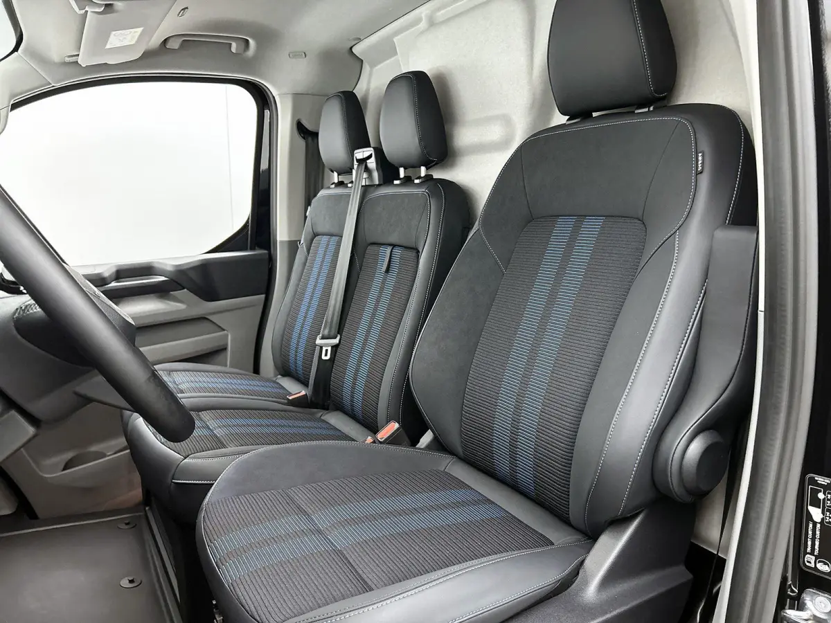 340 2.5 PHEV L2H1 Sport | NIEUW UIT VOORRAAD | 19'' Velgen | B&O | Striping | Ford Voordeel