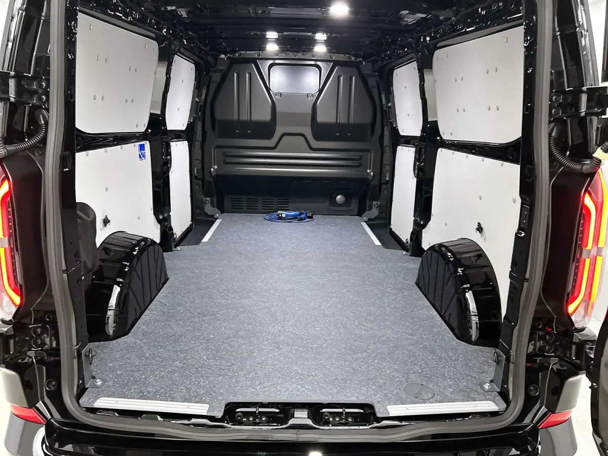 340 2.5 PHEV L2H1 Sport | NIEUW UIT VOORRAAD | 19'' Velgen | B&O | Striping | Ford Voordeel