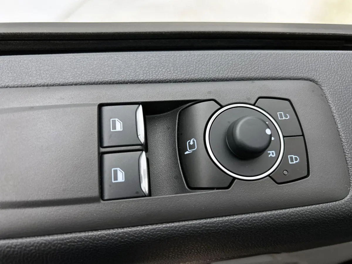 340 2.5 PHEV L2H1 Sport | NIEUW UIT VOORRAAD | 19'' Velgen | B&O | Striping | Ford Voordeel