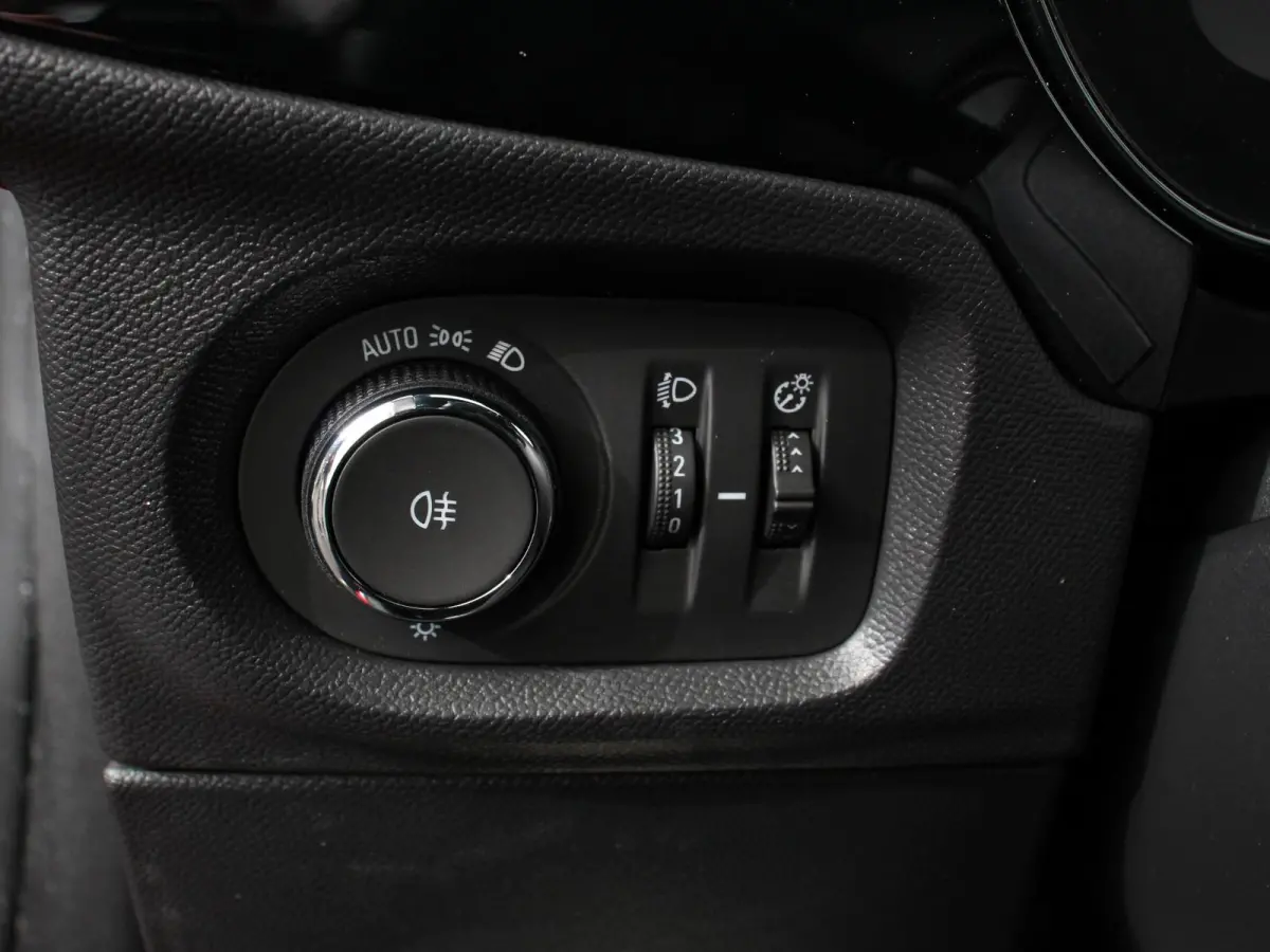 1.2 Turbo Hybrid 100pk GS Automaat DEMO ! Navigatie Apple Carplay/Android Auto Camera Parkeersensoren Cruise Control Dodehoek assistent Airco Lichtmetalen velgen Virtual Cockpit