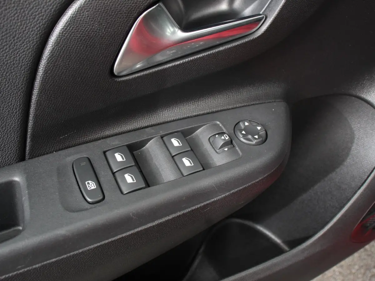 1.2 Turbo Hybrid 100pk GS Automaat DEMO ! Navigatie Apple Carplay/Android Auto Camera Parkeersensoren Cruise Control Dodehoek assistent Airco Lichtmetalen velgen Virtual Cockpit
