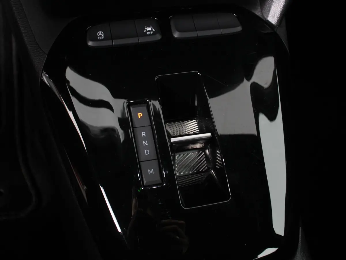 1.2 Turbo Hybrid 100pk GS Automaat DEMO ! Navigatie Apple Carplay/Android Auto Camera Parkeersensoren Cruise Control Dodehoek assistent Airco Lichtmetalen velgen Virtual Cockpit
