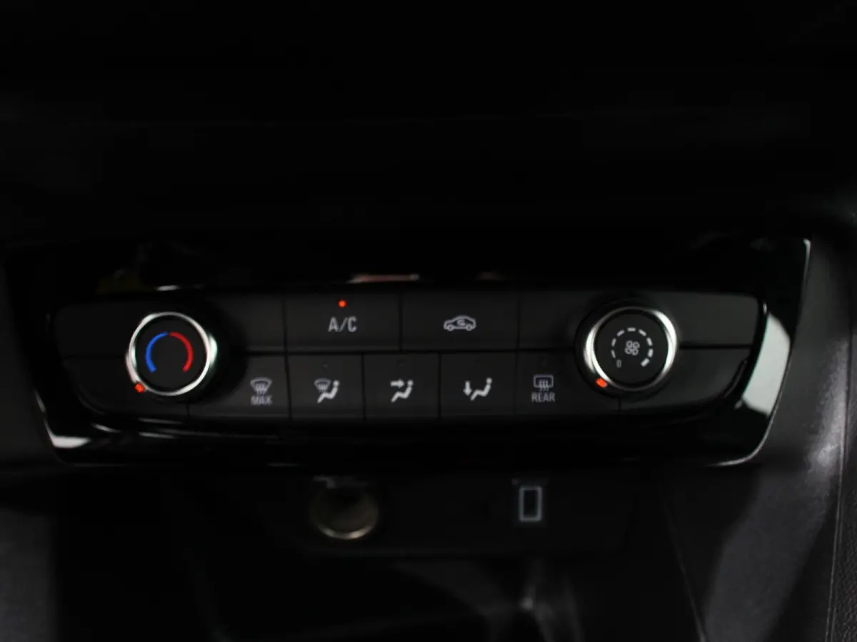 1.2 Turbo Hybrid 100pk GS Automaat DEMO ! Navigatie Apple Carplay/Android Auto Camera Parkeersensoren Cruise Control Dodehoek assistent Airco Lichtmetalen velgen Virtual Cockpit
