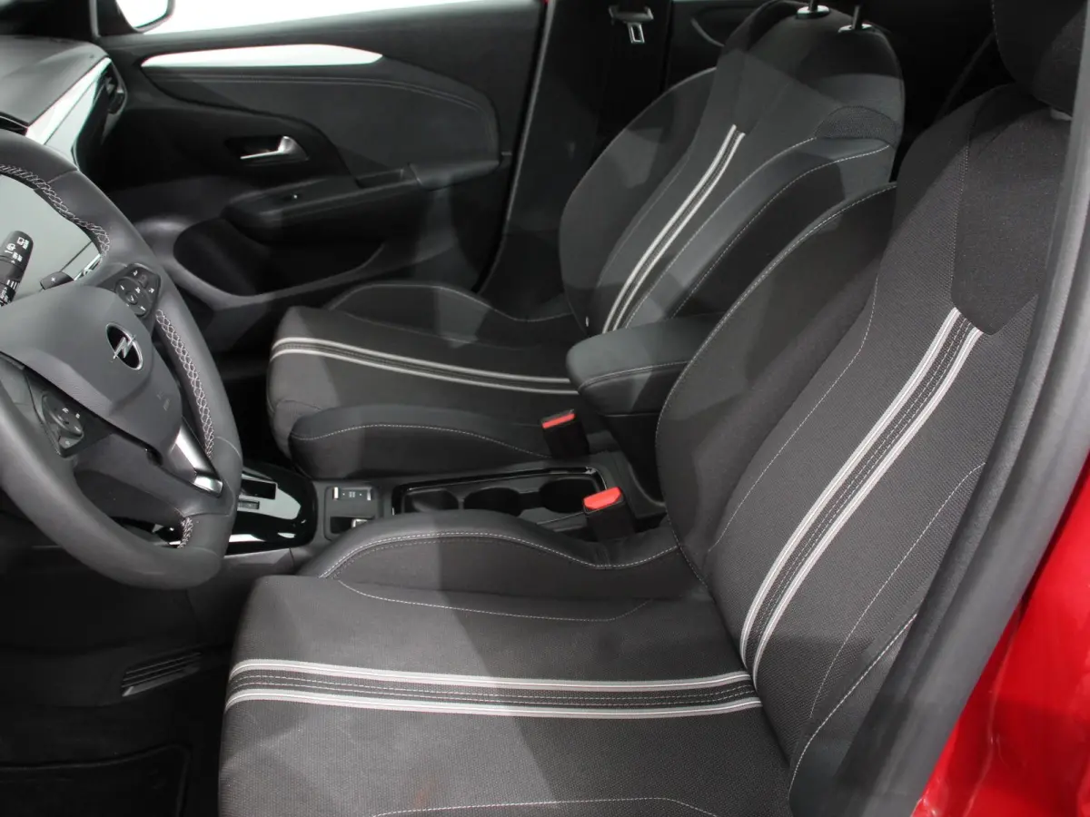 1.2 Turbo Hybrid 100pk GS Automaat DEMO ! Navigatie Apple Carplay/Android Auto Camera Parkeersensoren Cruise Control Dodehoek assistent Airco Lichtmetalen velgen Virtual Cockpit