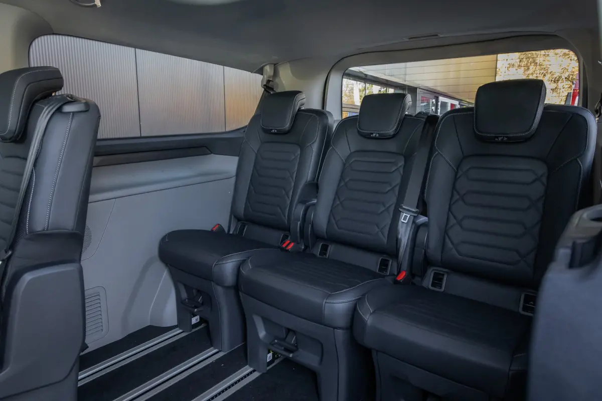 Tourneo Titanium X Plug-in Hybrid L2H1 340 2.5 PHEV L2H1 Titanium X | 360 Camera | Pano-dak | AGR-stoel | B&O audio | Wegklap Trekhaak| Dodehoek sensoren | Climate Control | Apple / Android 