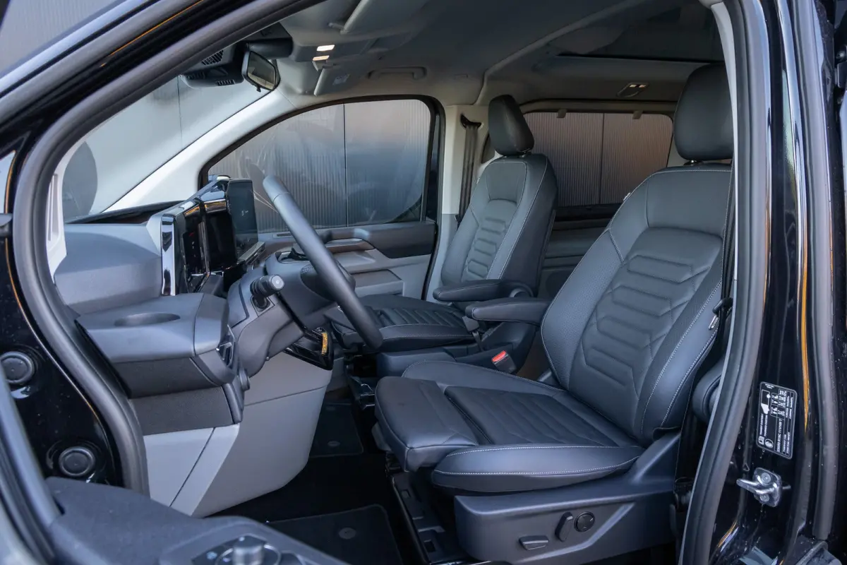 Tourneo Titanium X Plug-in Hybrid L2H1 340 2.5 PHEV L2H1 Titanium X | 360 Camera | Pano-dak | AGR-stoel | B&O audio | Wegklap Trekhaak| Dodehoek sensoren | Climate Control | Apple / Android 